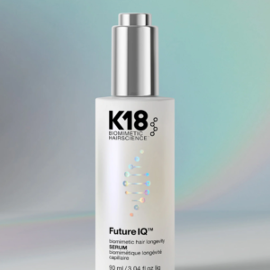 K18Hair FutureIQ™ on biomimeettinen seerumi. Sen on tieteellisesti todistettu vähentävän harmaantumista, hiustenlähtöä ja hiuspohjan ikääntymistä – jopa 70 % vähemmän harmaita hiuksia.